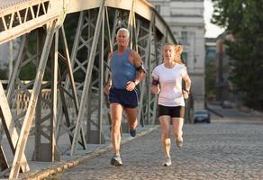 coppia che fa jogging fuori foto