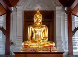 statua di buddha in posa di riposo calmo. shakyamuni buddha è un insegnante spirituale, una delle tre religioni del mondo. dato il nome siddhartha gautama siddhattha gotama foto