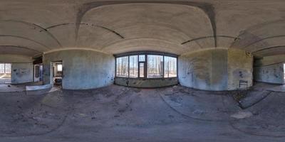 panorama hdri sferico completo senza soluzione di continuità vista angolare a 360 gradi all'interno di strutture in calcestruzzo vuote abbandonate o edificio incompiuto in proiezione equirettangolare, contenuto di realtà virtuale ar vr pronto foto