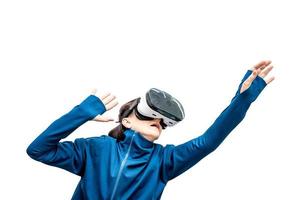 donna nella vista a 360 gradi auricolare per realtà virtuale giocando isolato su sfondo bianco. Gadget dispositivo 3d per guardare film per viaggi e intrattenimento nello spazio 3d.. occhiali vr ar di cartone foto