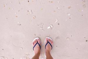 selfie di piedi in sandali alla moda su sfondo di spiaggia di sabbia, vista dall'alto con spazio per la copia foto