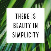 citazione di motivazione ispiratrice arte sulla semplicità su sfondo di piante verdi foto