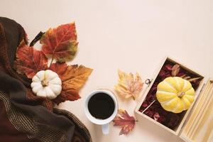 flatl lay stile autunnale e ringraziamento con zucca, caffè, sciarpa e foglia d'acero, copia spazio foto