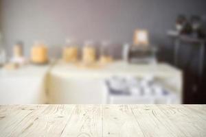 piano del tavolo vuoto in legno su sfocatura astratta dello sfondo del ristorante o della ristorazione, per il montaggio o la visualizzazione di prodotti, mock up per la visualizzazione del prodotto foto