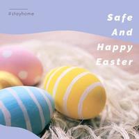 Pasqua sicura e felice con hashtag resta a casa parola su uova colorate pastello, covid-19 e concetto di epidemia di coronavirus foto