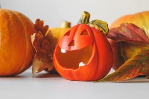 lampada di zucca di Halloween e zucche foto