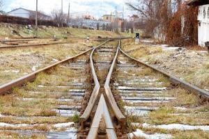 biforcazione dei binari ferroviari sul cambio automatico. foto