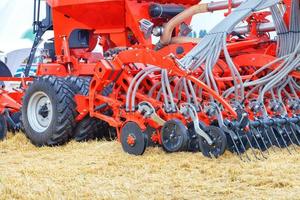 erpice a dischi multifilare per unità agricola trainata da trattore con meccanismo per la distribuzione uniforme dei fertilizzanti nel terreno. foto