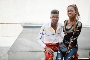 bella coppia afroamericana alla moda posata in strada insieme innamorata. foto