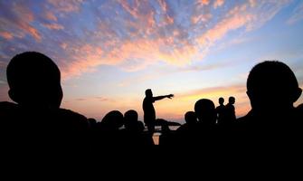 squadra di riunione della siluetta. acqua del tramonto foto