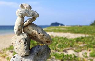 pietre equilibrate vicino alla spiaggia foto