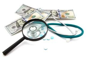 costi sanitari - stetoscopio su sfondo di denaro foto