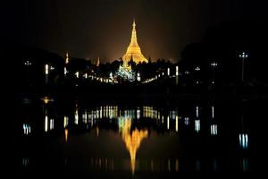 shwedagon pagoda di notte a yangon, myanmar foto