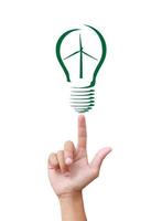 concetto di turbina eolica nella lampadina simbolo di energia rinnovabile foto