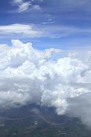 veduta aerea della terra pacifica coperta di nuvole foto