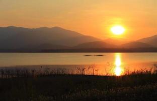 tramonto sul lago foto