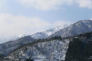 montagna innevata a takayama in giappone foto