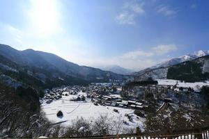 punto di vista al villaggio di gassho-zukuri, shirakawago, giappone foto