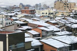 vista della città di takayama in giappone nella neve foto