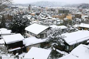 vista della città di takayama in giappone nella neve foto