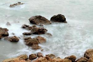 bellissimo paesaggio marino. mare e roccia al tramonto foto