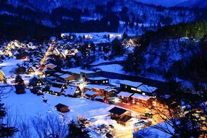 illuminare di shirakawago, in giappone foto