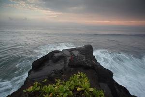 onda blu al tramonto spiaggia di bali, indonesia foto