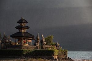 Tempio di pura ulun danu su un lago beratan. bali foto