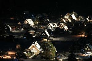 illuminare di shirakawago, in giappone foto