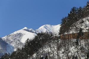 montagna innevata a takayama in giappone foto