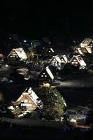 illuminare di shirakawago, in giappone foto