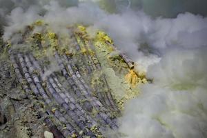 miniera di zolfo all'interno del cratere del vulcano ijen, java orientale, indonesia foto