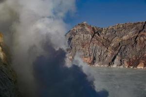 miniera di zolfo con lavoratori a kawah ijen, java, indonesia foto