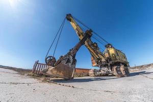 enorme vecchio escavatore minerario abbandonato arrugginito foto