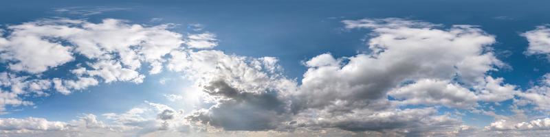 panorama hdri senza soluzione di continuità vista angolare a 360 gradi cielo blu con bellissime nuvole cumuliformi soffici con zenit per l'uso in grafica 3d o sviluppo di giochi come sky dome o modifica riprese con drone foto