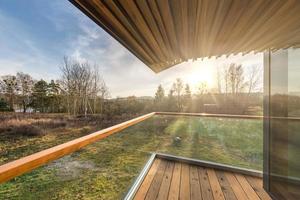 interno della veranda vuota della sala nella casa di vacanza del villaggio di legno foto