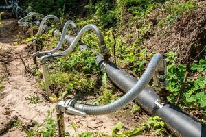 stazione di pompaggio. il sistema di drenaggio delle acque sotterranee pompa l'acqua fuori dal terreno. disidratazione ghiaia percorso rurale foto