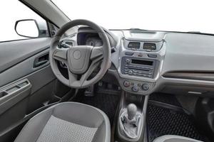 panorama nel salone interno in pelle di auto moderna di prestigio. volante, leva del cambio e cruscotto foto