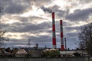 tubi di un impianto di impresa chimica. concetto di inquinamento atmosferico. paesaggio industriale inquinamento ambientale rifiuti di centrale termica foto