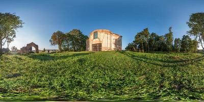 panorama hdri sferico completo senza soluzione di continuità angolo di 360 gradi vicino alla chiesa di architettura in stile medievale in rovina abbandonata in proiezione sferica equirettangolare con zenit e nadir. contenuto vr foto