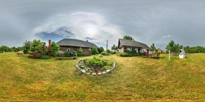 panorama hdri sferico completo senza soluzione di continuità vista angolare a 360 gradi vicino a casa di legno nel villaggio dopo la tempesta in proiezione equirettangolare, contenuto di realtà virtuale ar vr pronto foto