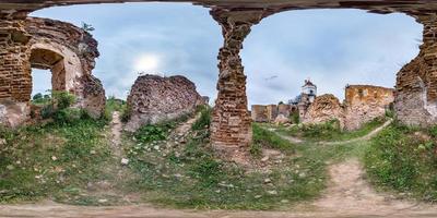 panorama hdri sferico senza soluzione di continuità vista angolare a 360 gradi vicino al muro del castello in rovina proiezione equirettangolare con zenit e nadir, pronto per contenuti di realtà virtuale vr foto