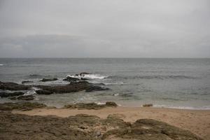 scena tranquilla della spiaggia con rocce foto