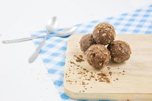 caramelle al cioccolato alle mandorle isolate su legno. concetto foto