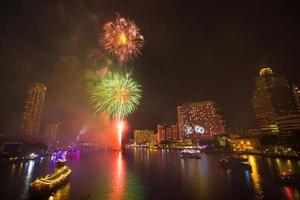 fuochi d'artificio con fumo al fiume chao phraya nella festa di celebrazione del conto alla rovescia 2016 bangkok thailandia foto