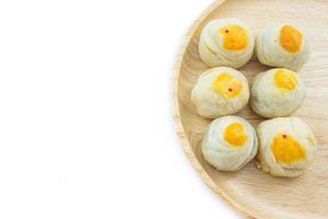 fagiolo cinese della pasticceria o mooncake con tuorlo d'uovo sul piatto di legno foto