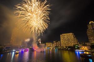 fuochi d'artificio con fumo al fiume chao phraya nella festa di celebrazione del conto alla rovescia 2016 bangkok thailandia foto