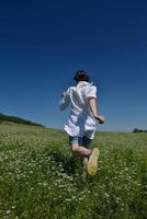 giovane donna felice in campo verde foto