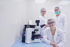 scienziati che lavorano in laboratorio foto