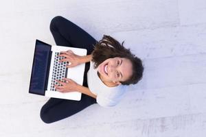 donne che usano il computer portatile sulla vista dall'alto del pavimento foto